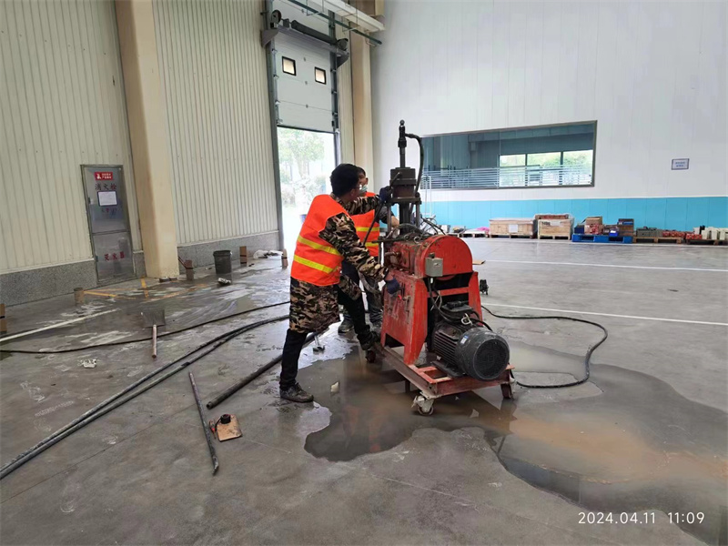 黄竹镇厂房地面下沉塌陷注浆加固施工